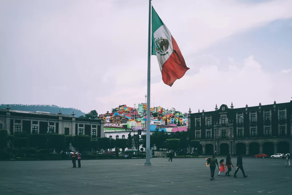 gente cerca de la bandera de mexico