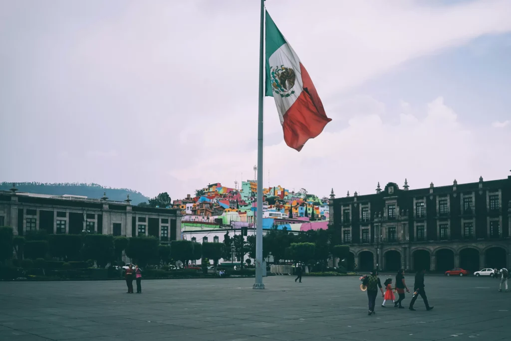 Tu Casa Ideal en la Capital del Estado de México 8 gente cerca de la bandera de mexico
