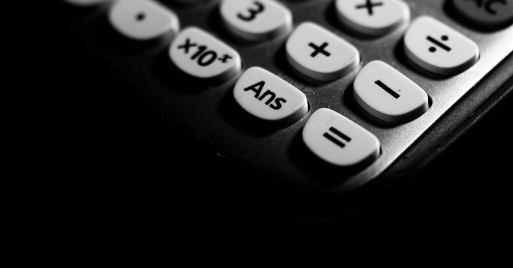 Conoce los Gastos Notariales Reales para Proteger tu Patrimonio 2 Black and white artistic shot of a calculator keypad with selective focus.