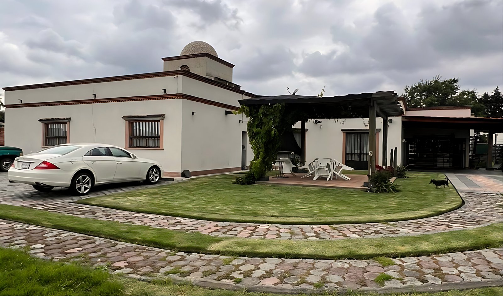 Residencia en venta en metepec. 1 Fachada y jardín principal de la casa en Llano Grande