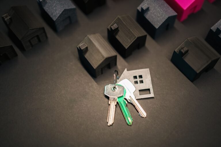 ¿Es buen momento para vender mi casa en Metepec este año? 5 Miniature house models and keys symbolize real estate investment and housing market.