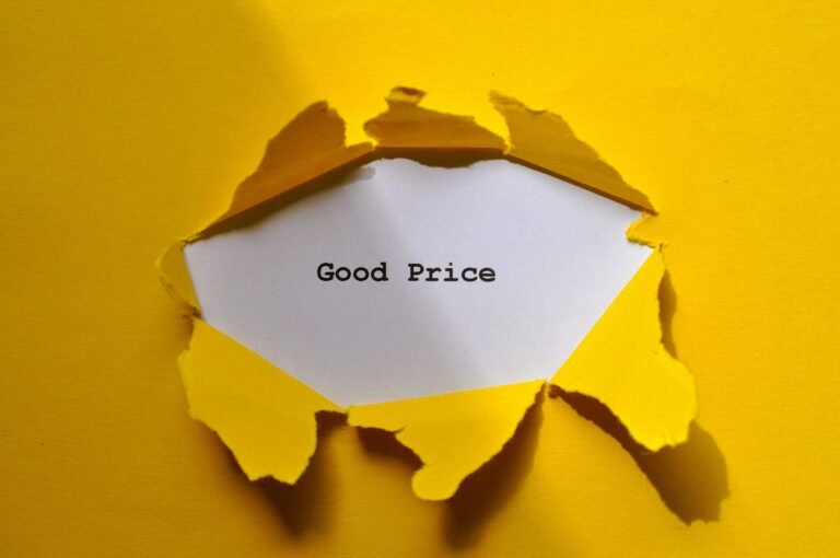 ¿Cuánto vale realmente mi casa? Evita este error al poner el precio 2 Yellow torn paper revealing 'Good Price' text, perfect for sales and marketing themes.