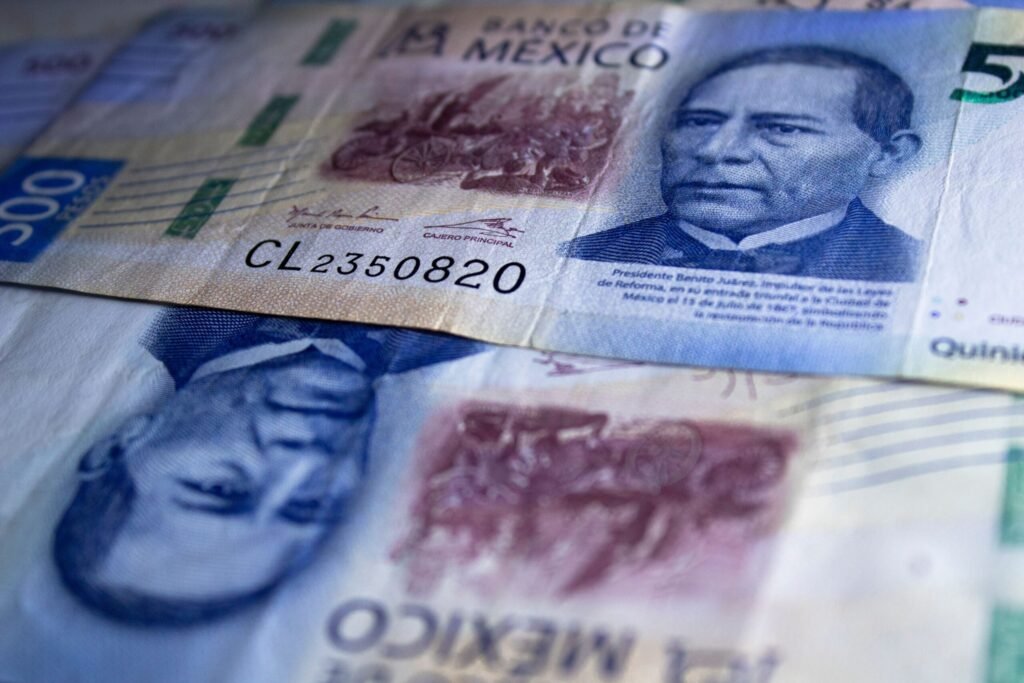 Avalúo Comercial vs. Opinión de Valor 6 Detailed view of 500 Mexican peso banknotes featuring Benito Juárez.